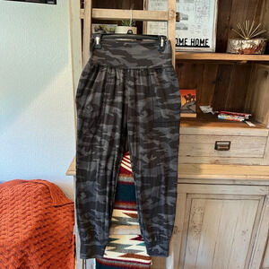 Athleta women’s Salutation camo jogger size small